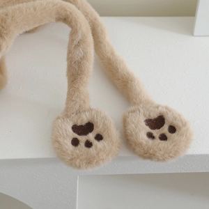 Détail de l'écharpe en peluche kaki douce avec broderie de patte marron foncé