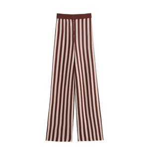 Completo con pantaloni a gamba larga a righe in maglia con vita alta marrone e beige