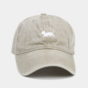 Gros plan sur une casquette en coton délavé vintage avec broderie de chien blanche