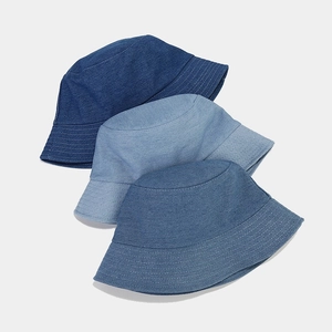 Trois chapeaux bobs en jean dégradé de bleu avec des coutures de bordure renforcées