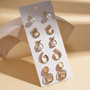 Zehnteiliges goldenes Ohrring-Set mit Strass und Perlen in geometrischen Blumen-Designs