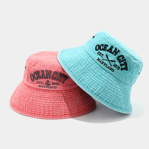 Cappelli parasole in cotone lavato con ricamo e corda antivento in rosa e blu
