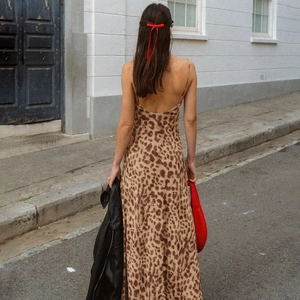 Detaillierte Rückansicht eines sexy rückenfreien Maxikleids mit Leopardenmuster im Streetstyle