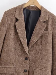 Gros plan sur le tissu en tweed à chevrons marron avec revers à encoche