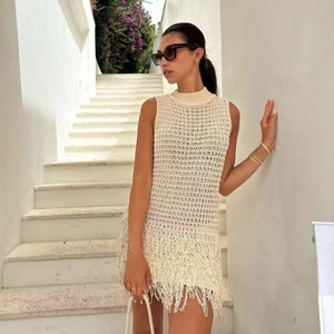 Robe courte en maille beige sans manches avec détails ajourés et franges au bas