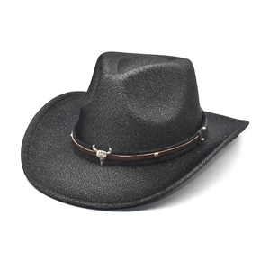 Détail d'un chapeau de cowboy noir avec bandeau en cuir, crâne de taureau et rivets