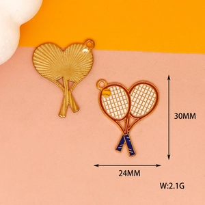 Dettaglio di ciondoli a racchetta da tennis da 30mm in finitura oro e smalto colorato