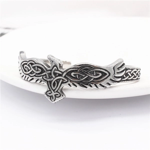 Détail macro du bracelet aigle en argent rétro avec motifs de nœuds celtiques vikings