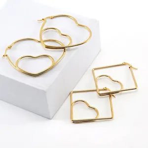 Set de pendientes de acero inoxidable chapado en oro de 18K con formas de corazón