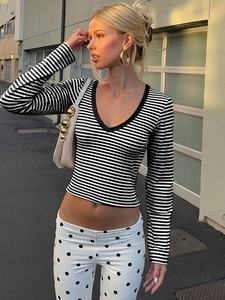 Modisches schwarz-weiß gestreiftes Langarm-Oberteil mit V-Ausschnitt und Slim-Fit-Design