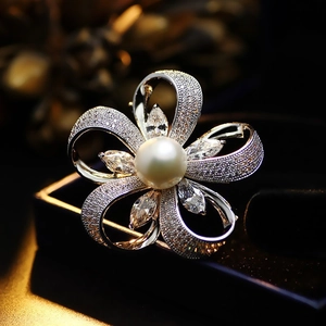 Élégante broche fleur à cinq pétales avec perle centrale et zircons brillants pavés
