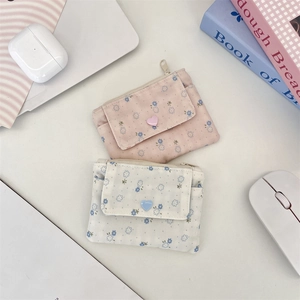Porte-cartes à motif floral avec boucle cœur dans un cadre de bureau moderne
