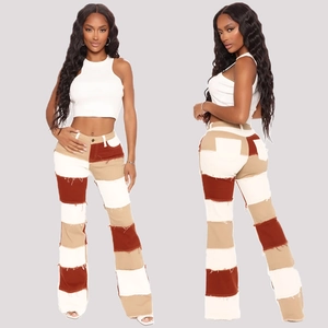 Detail der High-Waist-Patchwork-Schlaghose mit Color-Block-Design und ausgefransten Nähten
