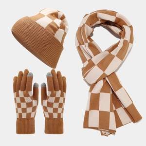 Ensemble d'hiver tricoté avec bonnet, écharpe et gants tactiles à motif damier marron