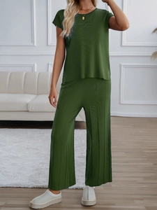 Detail eines grünen zweiteiligen Rippstrick-Sets mit Kurzarm-Oberteil und weiter Hose