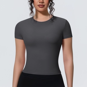 Gros plan détaillé du t-shirt de yoga gris foncé ajusté montrant la texture respirante