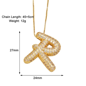 Détails du collier avec pendentif lettre R dorée mesurant 27mm par 24mm