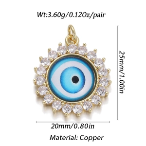 Detalle de colgante ojo turco en cobre dorado con circonitas azules y medidas