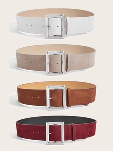 Gros plan de ceintures larges en daim multicolores avec boucles métalliques polies