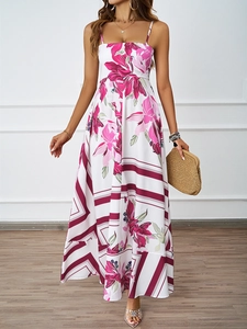 Détail d'une robe longue blanche fleurie avec bordure à rayures bordeaux et finitions
