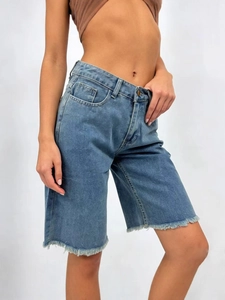 Relaxed retro blue denim capri pants with high-waist wash and raw hem for women
