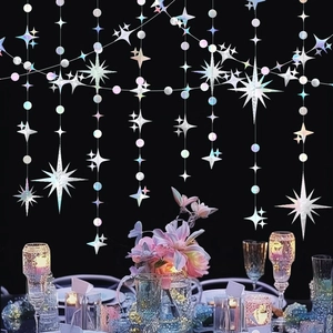Dettaglio di ghirlande a stella scintillanti argento e rosa per decorazioni di feste