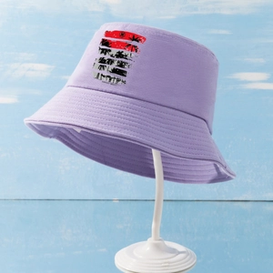 Détail du chapeau bob lilas avec imprimé palmier Sunset Beach et texture en coton