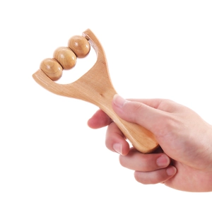 Tragbares Holz-Massagegerät mit drei Perlen und glattem ergonomischem Griff in der Hand