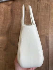 Vue latérale détaillée du sac de plage blanc en EVA imperméable à texture mate