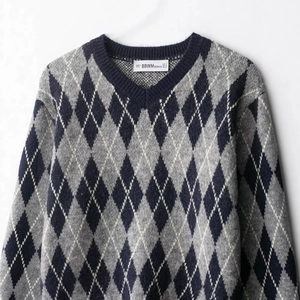 Classic deep blue V-neck argyle knitted sweater with white and grey diamond patterns
