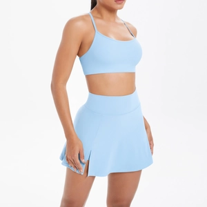Détail d'un ensemble de yoga bleu clair avec brassière à bretelles et jupe-short fendue
