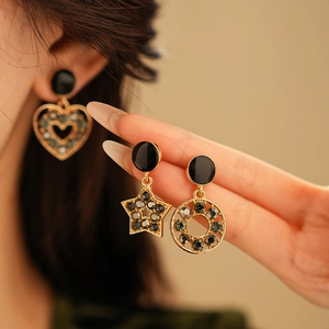 Détails de boucles d'oreilles cœur et étoile dorées avec strass noirs et émail