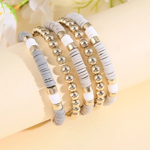 Détail du lot de 5 bracelets bohèmes avec perles Heishi grises et accents dorés élégants