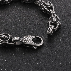Bracciale teschio retro punk in acciaio al titanio con chiusura dettagliata su fondo scuro