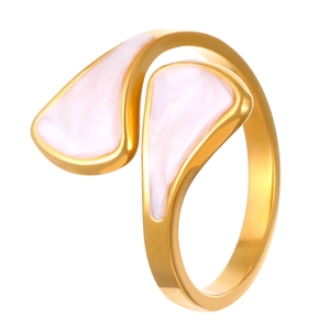 Detail van 18K vergulde holle ring met roze marmeren inleg en een open ringband