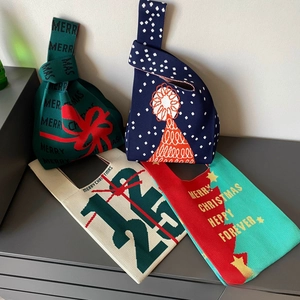 Détails des sacs à main en tricot de Noël avec motifs festifs et nœuds élégants