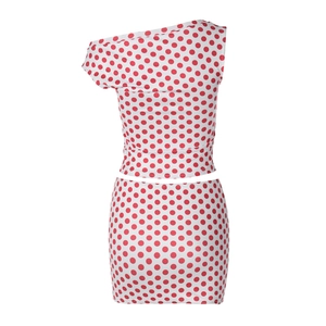 Vue arrière d'un ensemble deux pièces blanc à pois rouges avec haut asymétrique et jupe