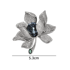 Makro-Detail luxuriöser blauer Kristall Blumenbrosche mit Silberblättern und 5,3 cm Breite