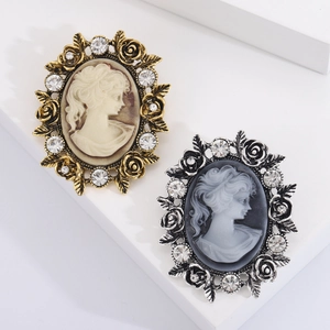 Vintage Palace Style Cameo Brooch Alloy Rhinestone Inlaid Flower Portrait Relief Pin For Women Banquet Clothing Decoration
