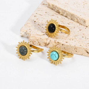 Détail de bagues tournesol rétro avec pierres de turquoise et marbre sur travertin