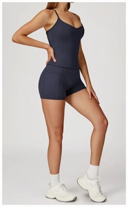 Dettaglio del top da yoga blu navy con scollo a V e spalline sottili elastiche