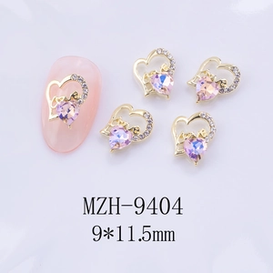 Détail de bijoux d'ongles cœur évidé 9x11,5mm avec pierre violette et cristaux