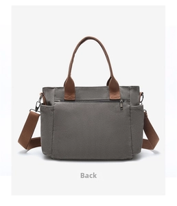 Detailansicht der Rückseite der grauen Segeltuchtasche mit Taschen und Reißverschluss