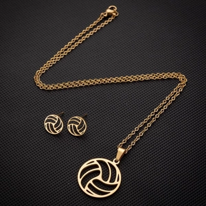 Détail du coffret parure dorée en acier inoxydable avec collier et boucles volleyball