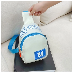 Détail du sac de poitrine en nylon blanc avec zip bleu et imprimé sport lettre M