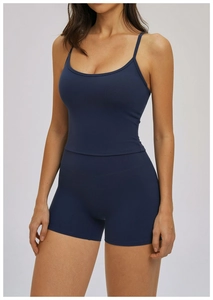 Détail de l'ensemble de yoga bleu foncé avec débardeur à bretelles et short de sport