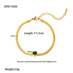 Detail of 3mm gold snake chain bracelet with 8mm green heart zircon and 17+5cm dimensions