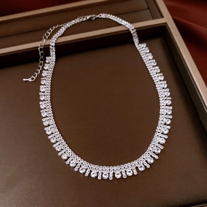 Macro di una collana a strati con frange di zirconi argentati in una scatola da regalo