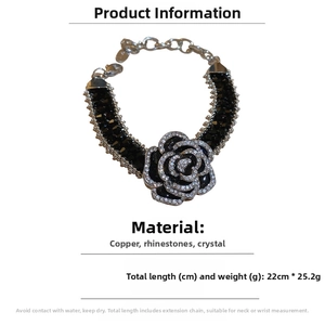 Vue détaillée du bracelet fleur noire avec cristaux foncés et strass étincelants
