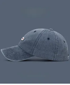 Detail der blau gewaschenen Denim-Baseballkappe mit hochwertiger 3D-Stickerei